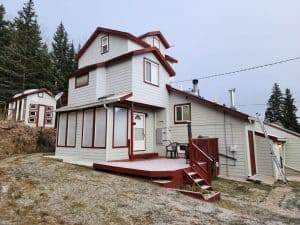 an Idaho Springs home with a new roof from Elite's roofing contractors